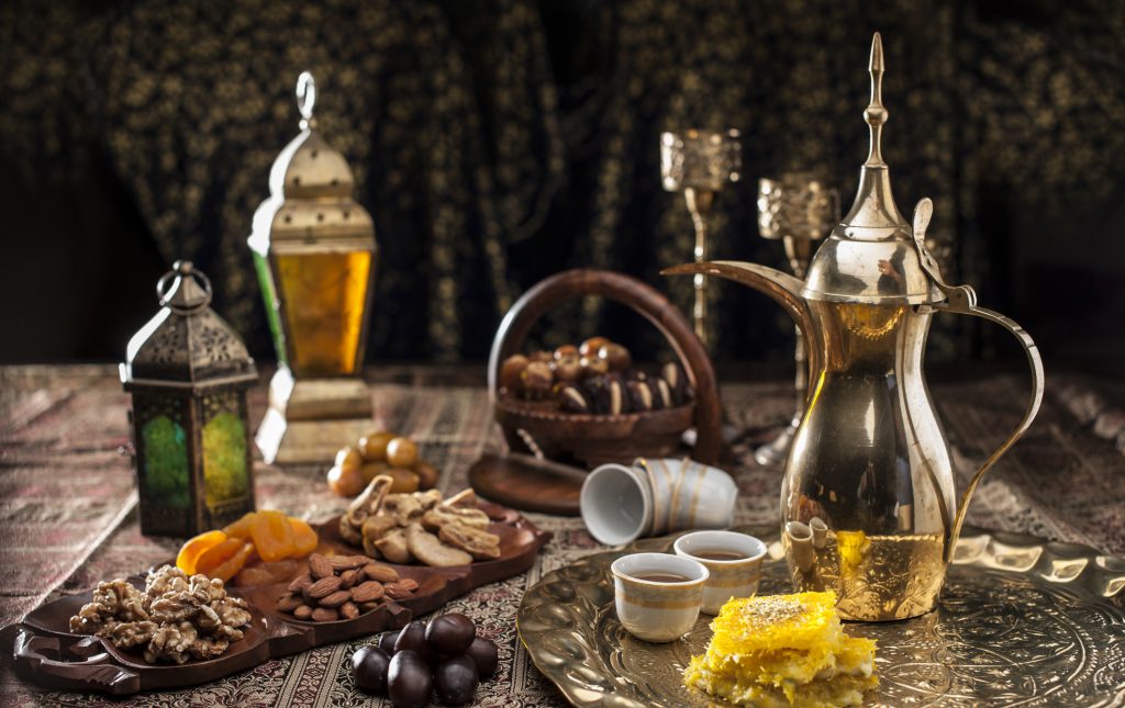伝統的なアラビアのコーヒー、ナッツ、お菓子