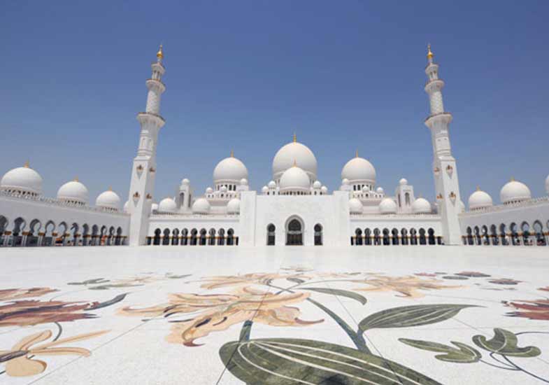 Visiting the largest Mosque in the country, The Sheikh Zayed Grand Mosque located in Abu Dhabi